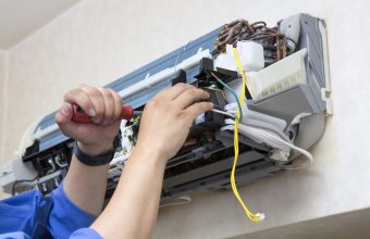 Mechatroniker-repariert-Klimaanlage-scaled